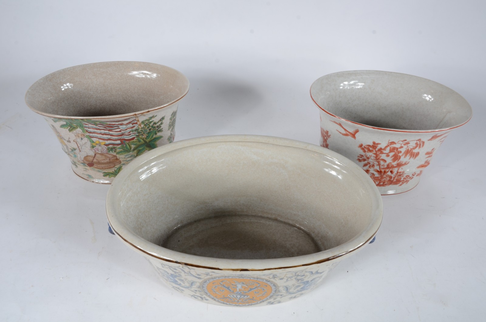 Três cachepots de porcelana oriental, formatos e decorações diversas... - foto 2 de 4