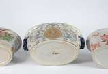 Três cachepots de porcelana oriental, formatos ... - Três cachepots de porcelana oriental, formatos e decorações diversas com guirlandas e paisagens em policromia.