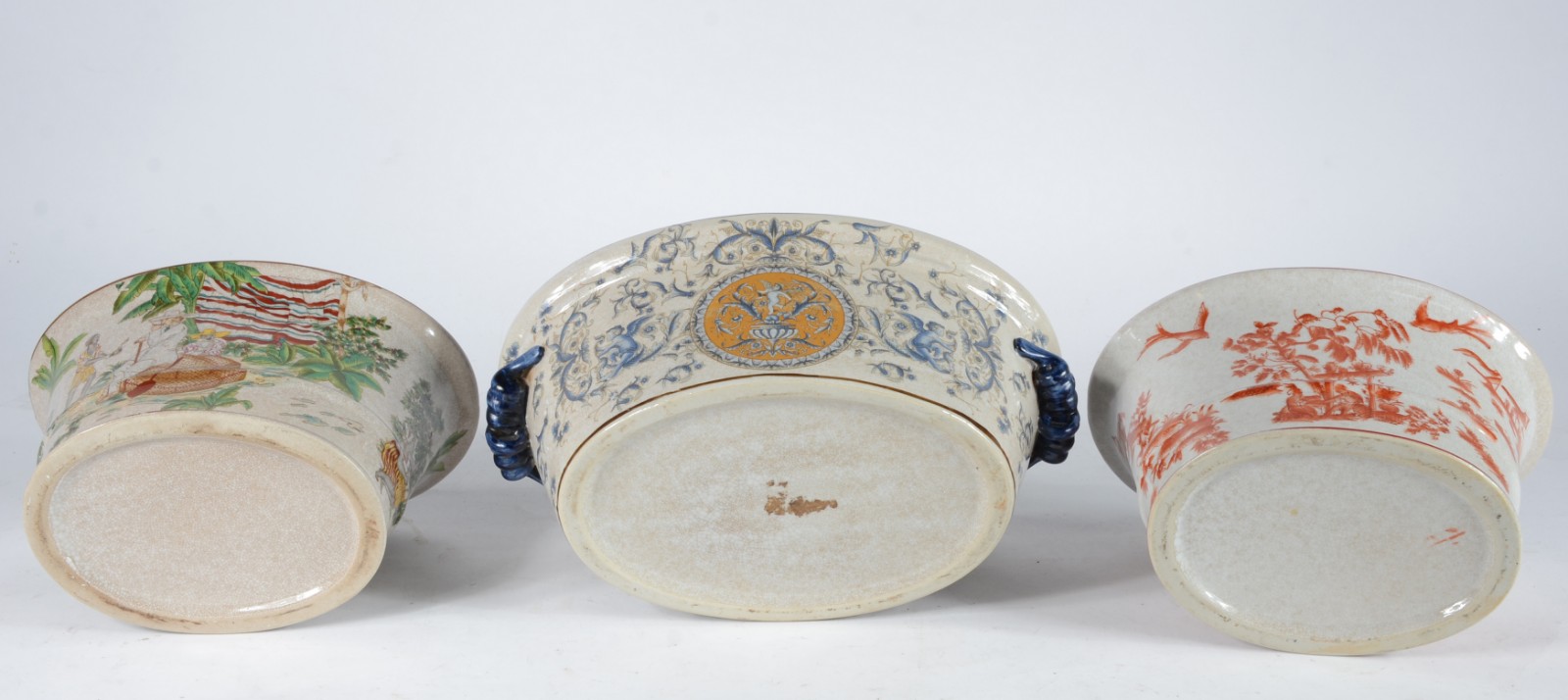 Três cachepots de porcelana oriental, formatos e decorações diversas... - foto 3 de 4