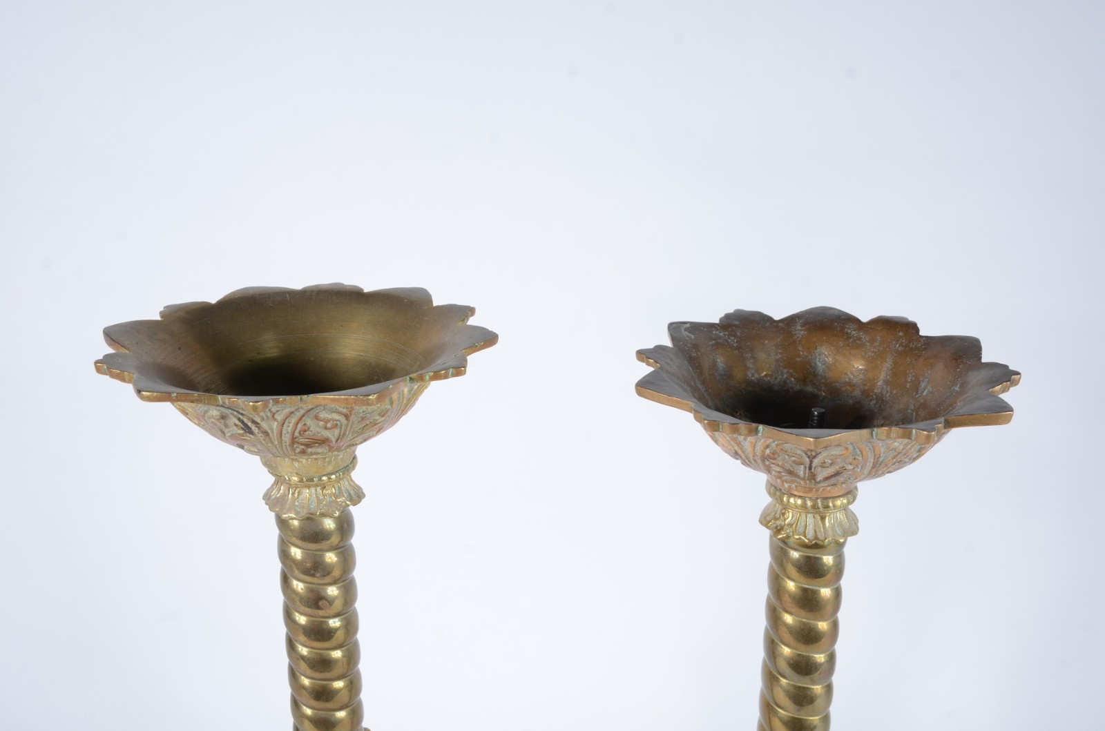 Par de tocheiros de metal dourado. - foto 2 de 3