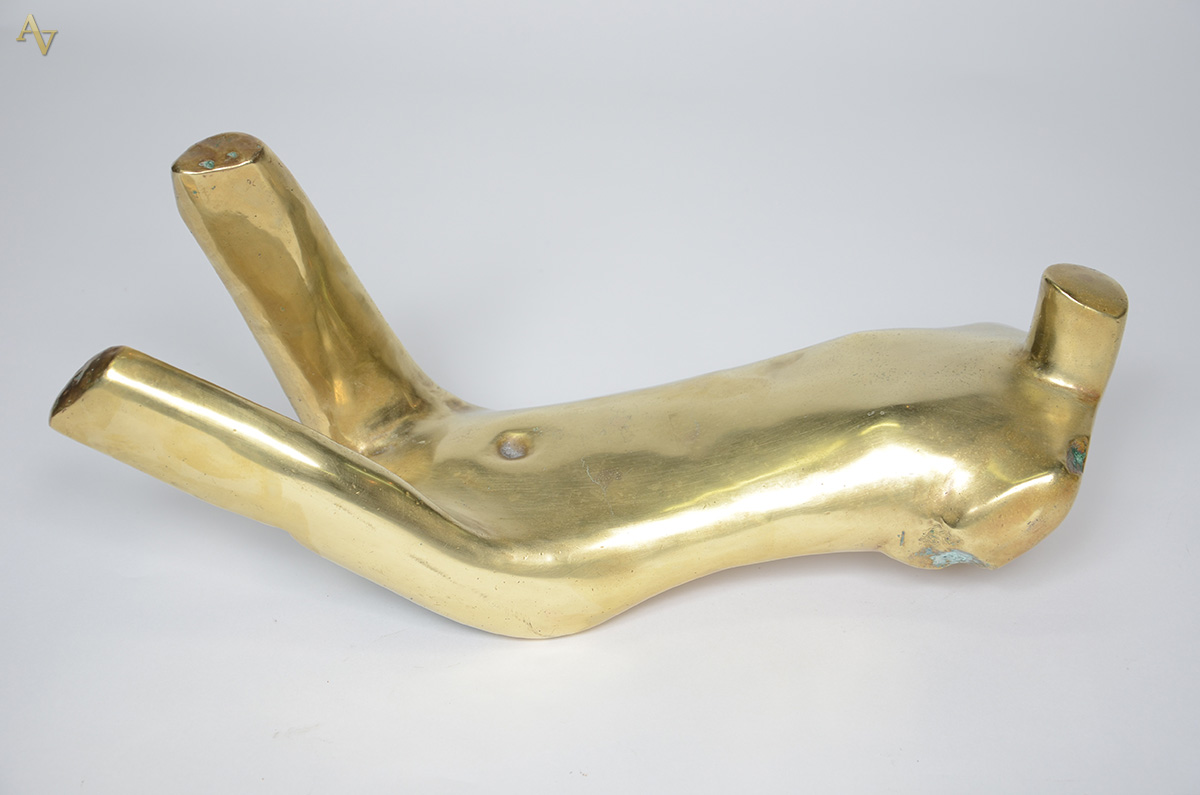 Escultura de bronze representando figura deitada. Comprimento 45 cm. - foto 1 de 2