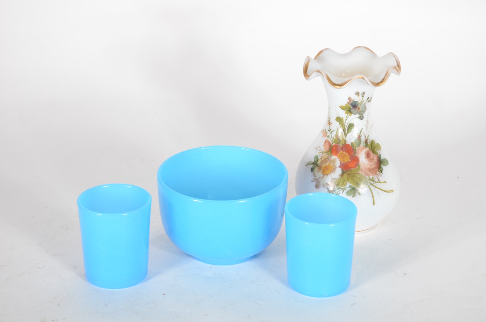 Quatro pequenas peças de opalina, sendo: vaso floral borda feitio... - foto 1 de 3