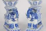Par de esculturas de porcelana oriental azul e ... - Par de esculturas de porcelana oriental azul e branca na forma de elefantes.