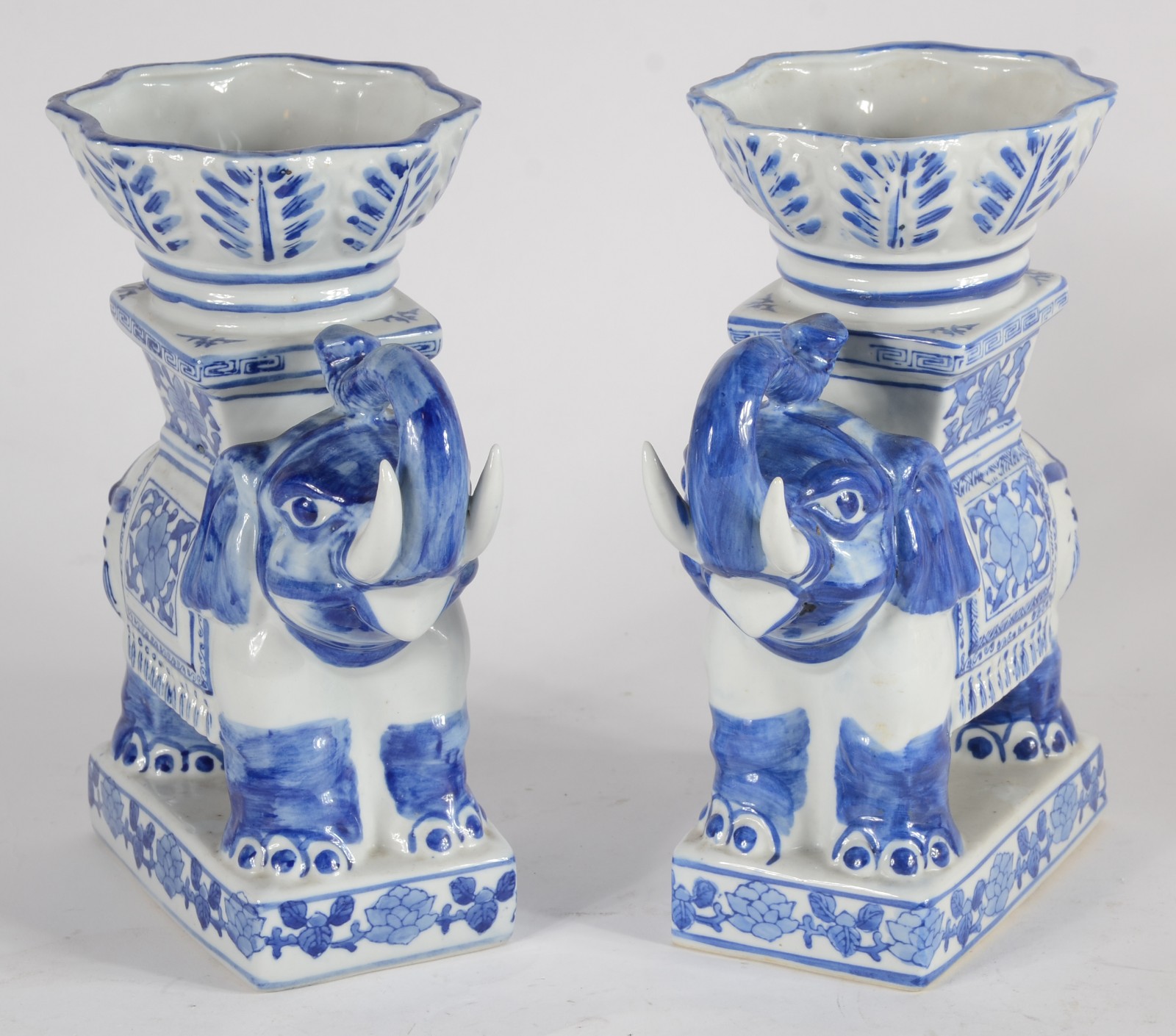 Par de esculturas de porcelana oriental azul e branca na forma de... - foto 1 de 6