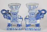 Par de esculturas de porcelana oriental azul e ... - Par de esculturas de porcelana oriental azul e branca na forma de elefantes.