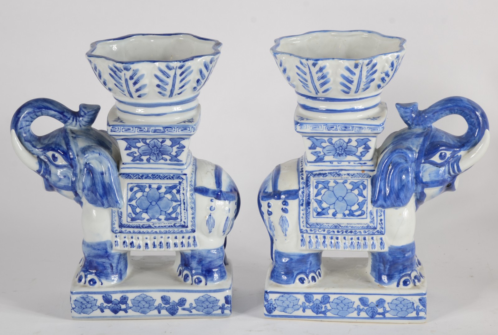 Par de esculturas de porcelana oriental azul e branca na forma de... - foto 2 de 6