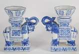 Par de esculturas de porcelana oriental azul e ... - Par de esculturas de porcelana oriental azul e branca na forma de elefantes.