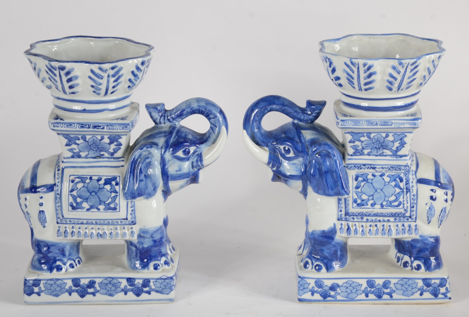 Par de esculturas de porcelana oriental azul e branca na forma de... - foto 3 de 6