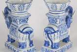 Par de esculturas de porcelana oriental azul e ... - Par de esculturas de porcelana oriental azul e branca na forma de elefantes.