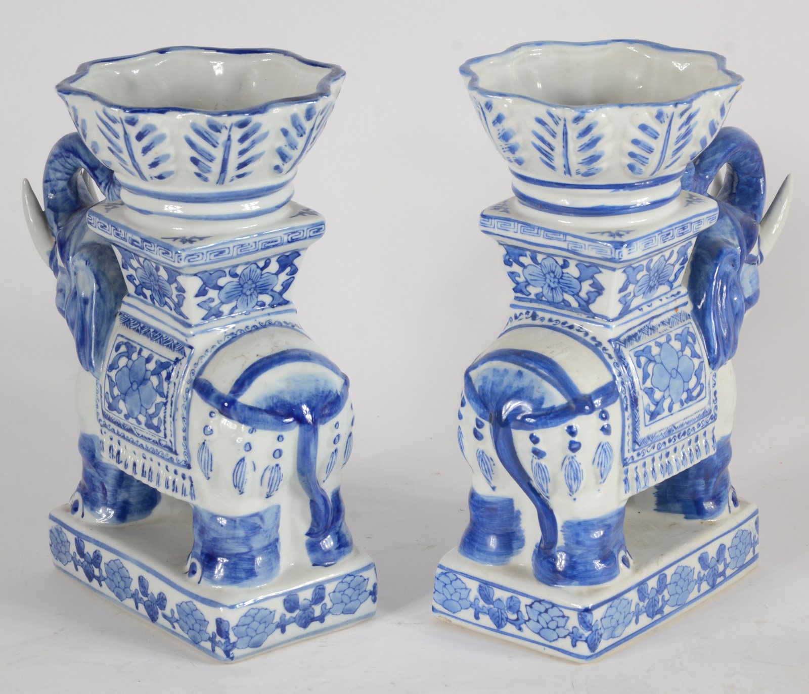 Par de esculturas de porcelana oriental azul e branca na forma de... - foto 4 de 6