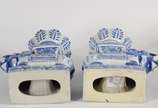 Par de esculturas de porcelana oriental azul e ... - Par de esculturas de porcelana oriental azul e branca na forma de elefantes.