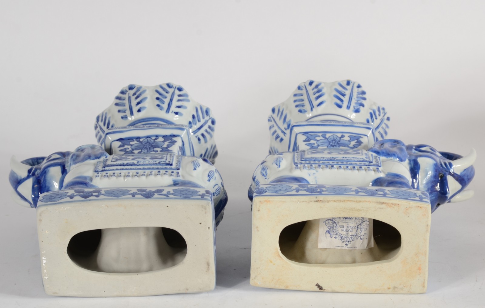 Par de esculturas de porcelana oriental azul e branca na forma de... - foto 5 de 6