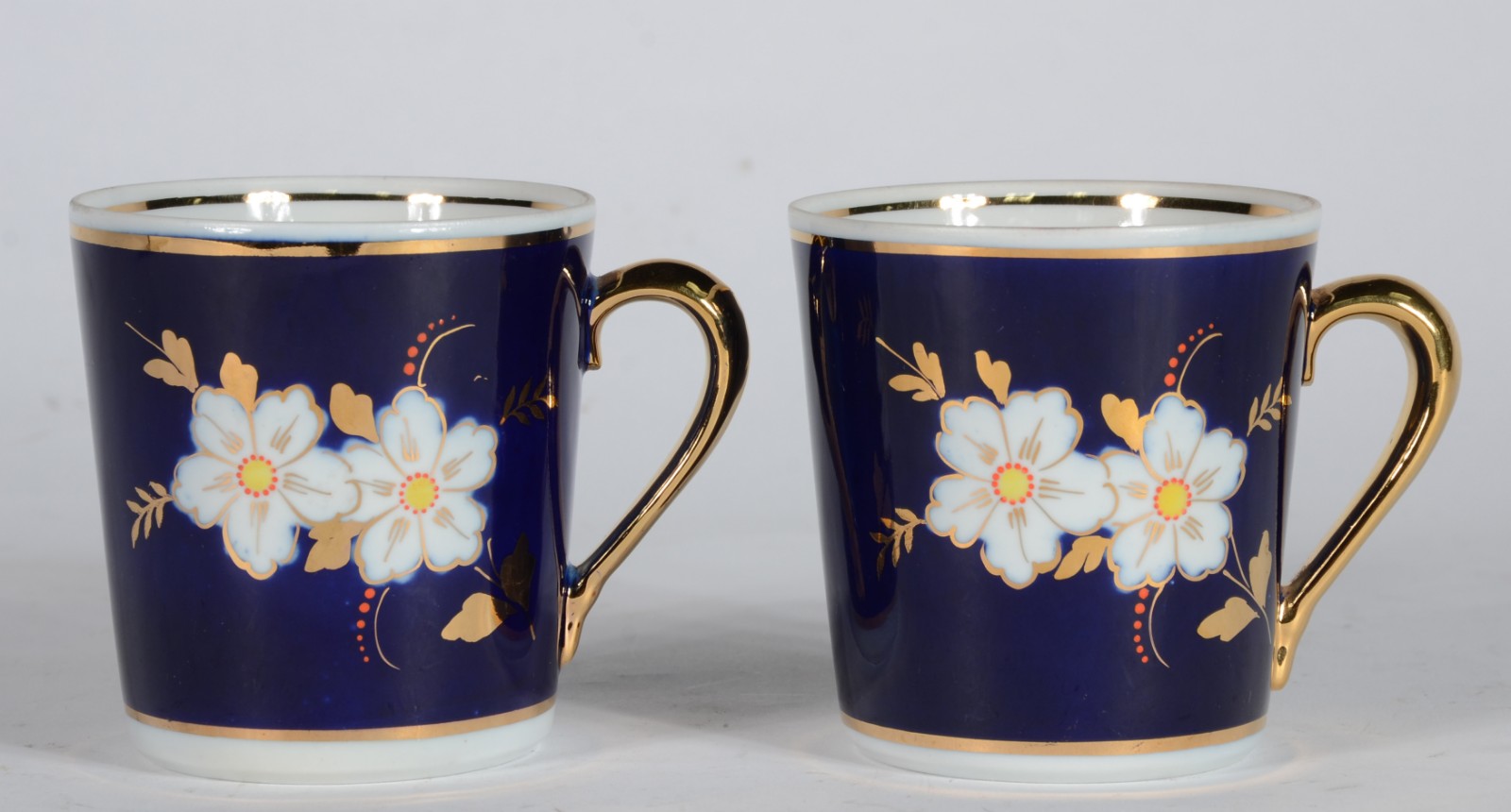 Par de xícaras de porcelana na cor azul cobalto com flores em... - foto 1 de 6