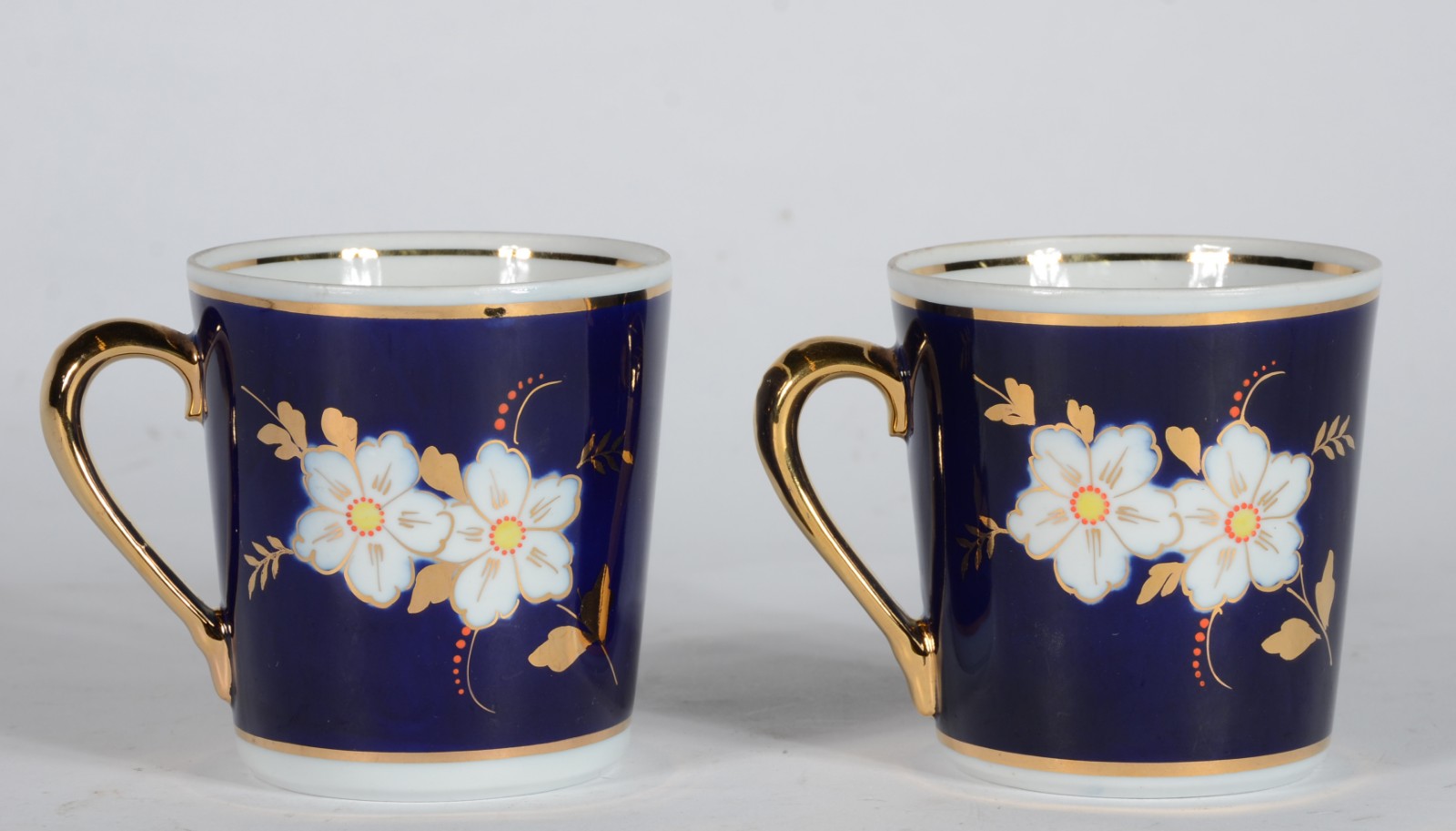 Par de xícaras de porcelana na cor azul cobalto com flores em... - foto 2 de 6