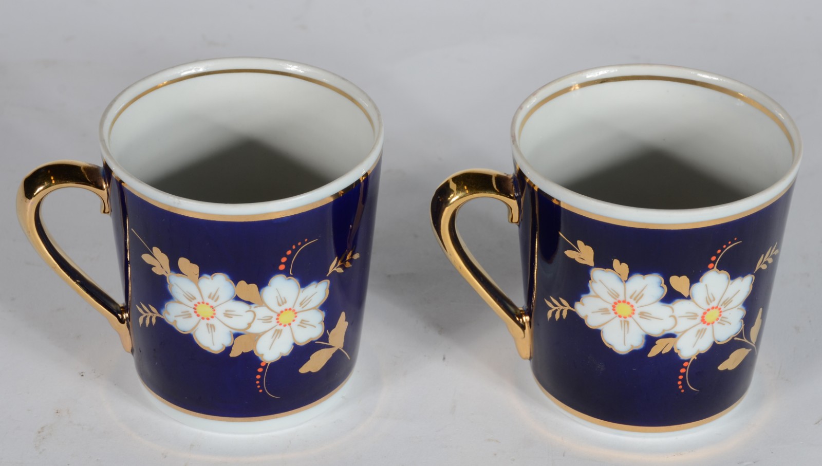 Par de xícaras de porcelana na cor azul cobalto com flores em... - foto 3 de 6