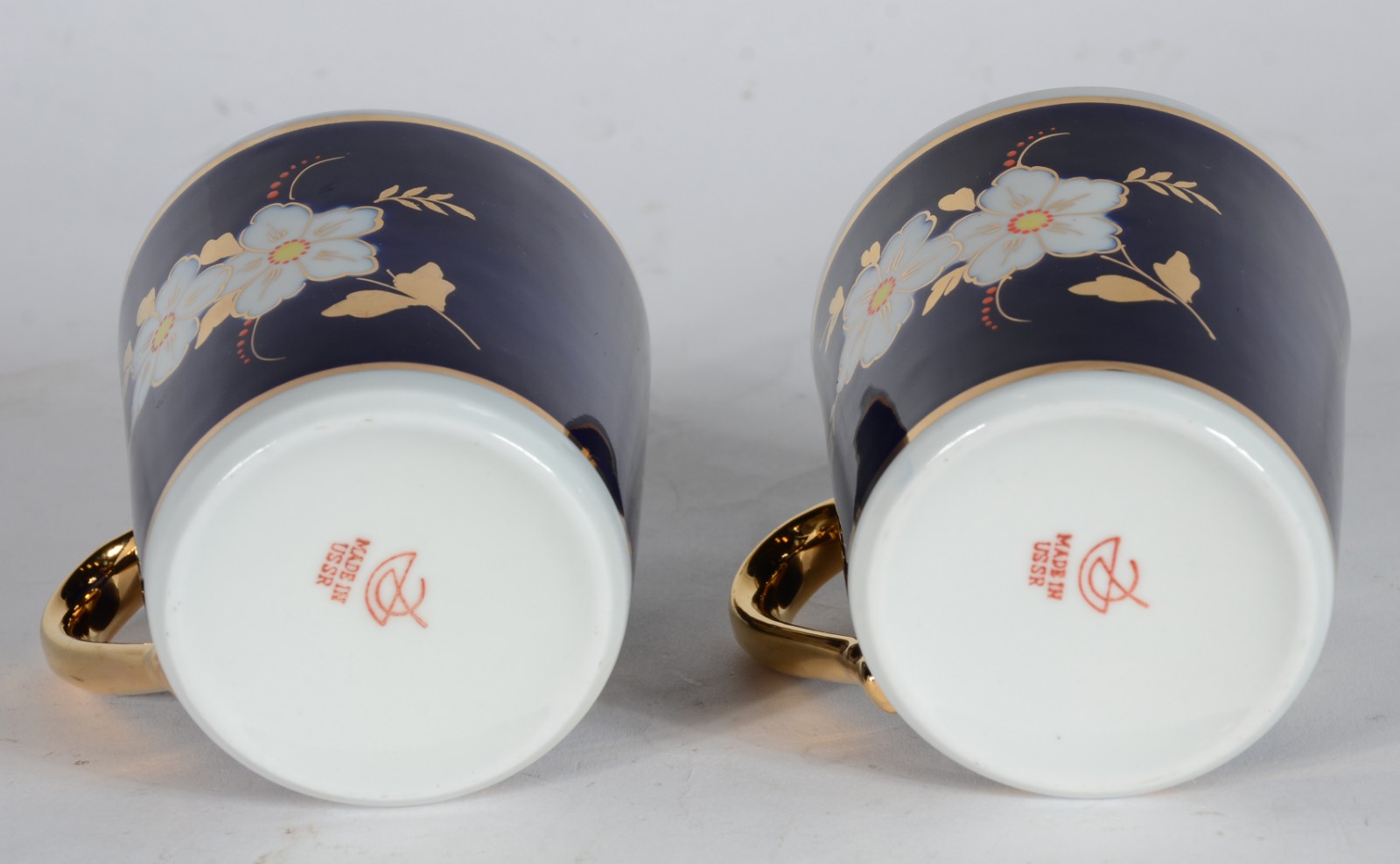 Par de xícaras de porcelana na cor azul cobalto com flores em... - foto 4 de 6