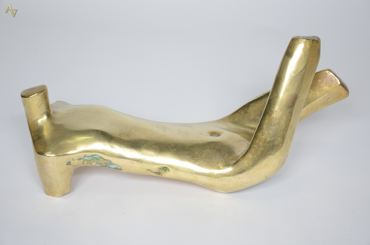 Escultura de bronze representando figura deitada. Comprimento 45 cm. - foto 2 de 2