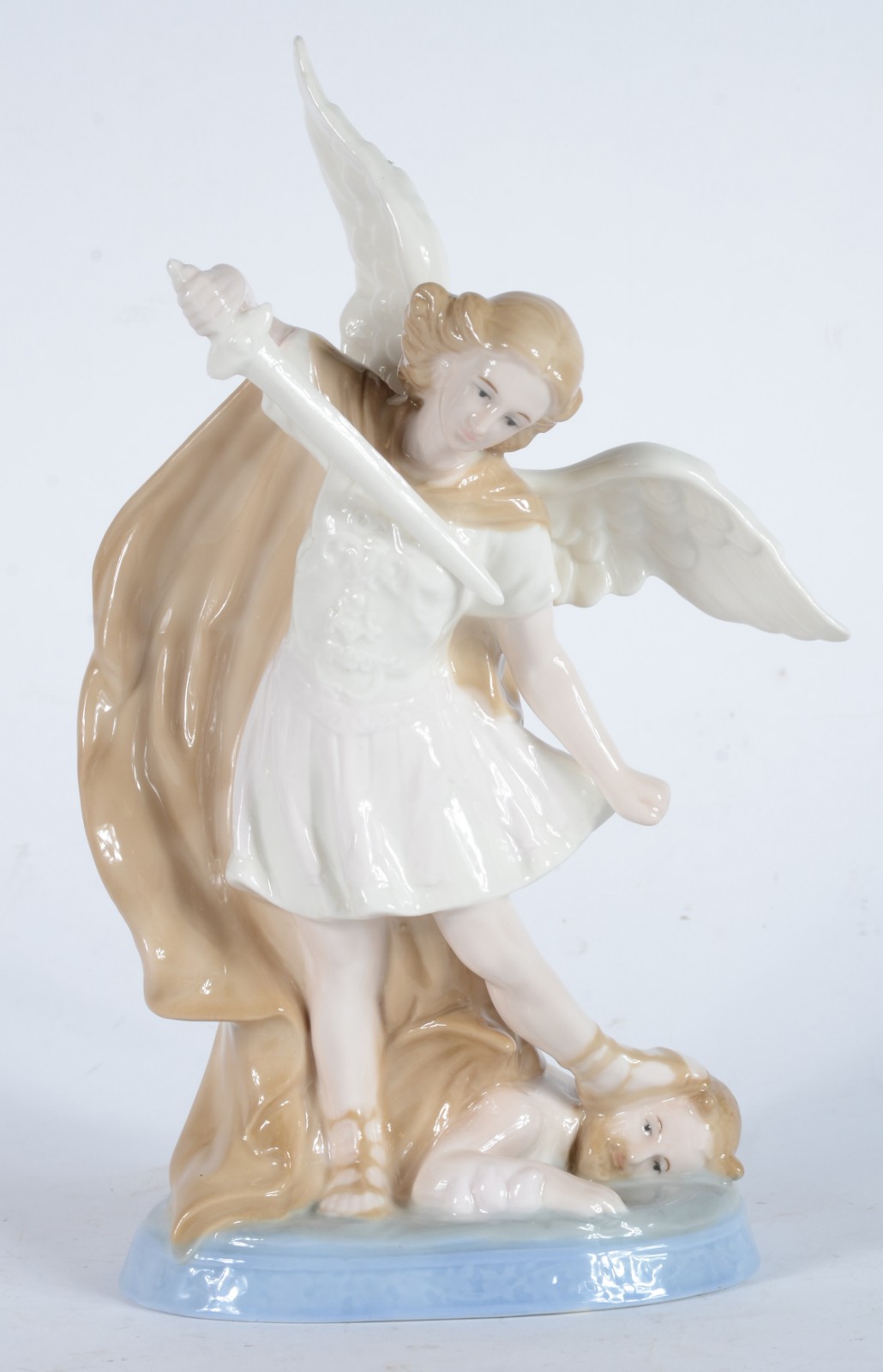 Escultura de porcelana policromada representando São Miguel Arcanjo. - foto 1 de 7