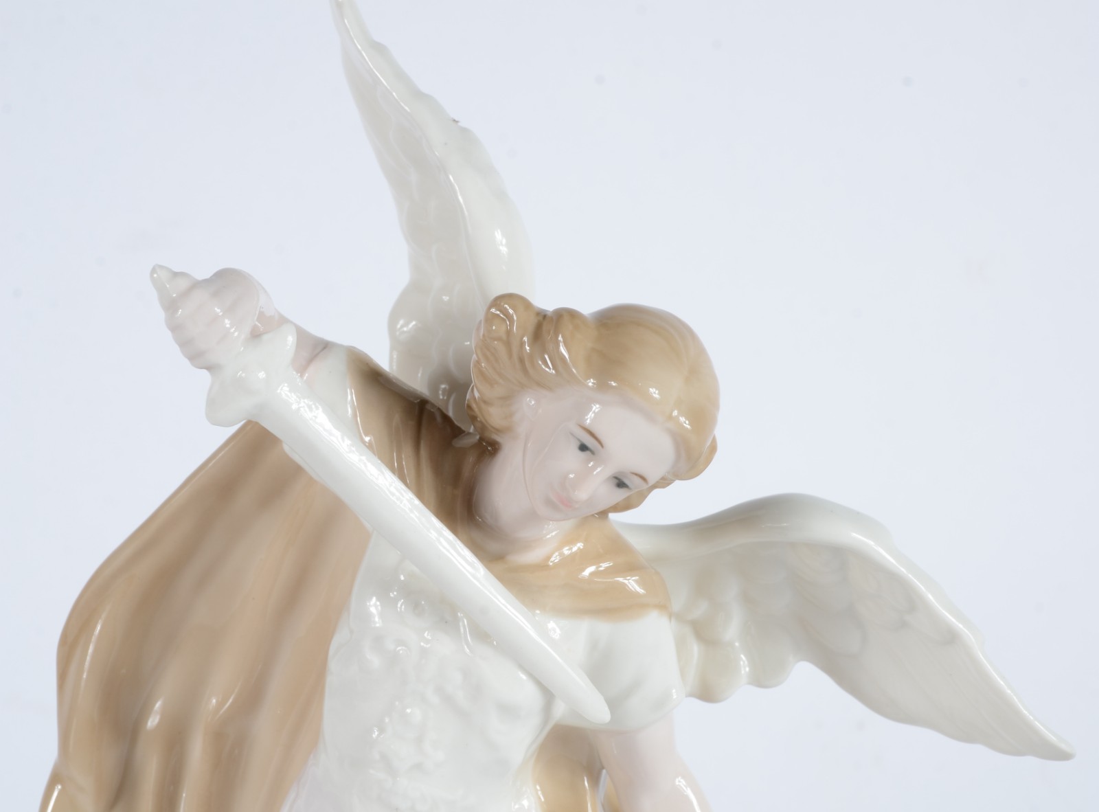 Escultura de porcelana policromada representando São Miguel Arcanjo. - foto 2 de 7