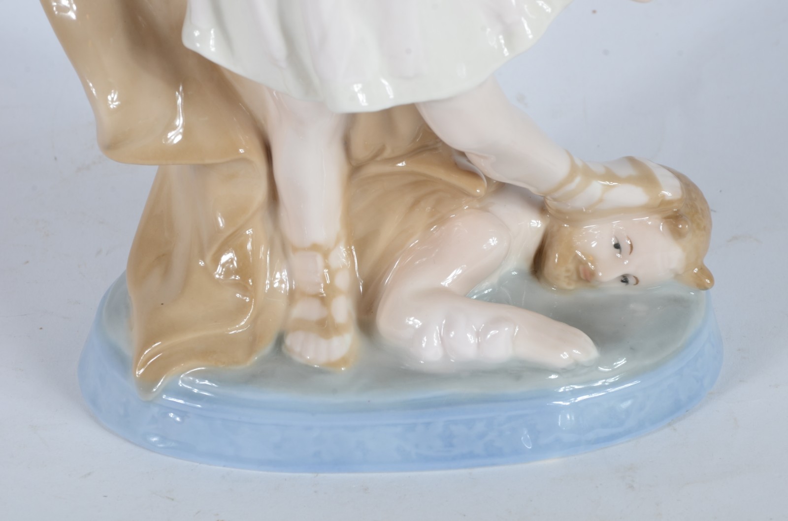Escultura de porcelana policromada representando São Miguel Arcanjo. - foto 4 de 7