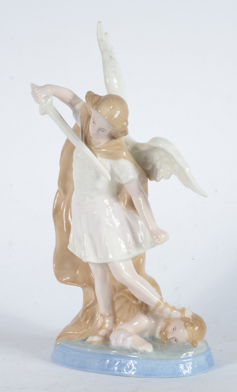 Escultura de porcelana policromada representando São Miguel Arcanjo. - foto 3 de 7