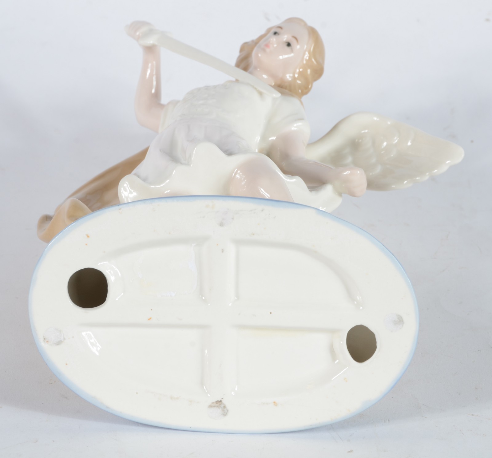 Escultura de porcelana policromada representando São Miguel Arcanjo. - foto 7 de 7