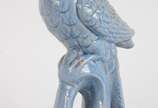 Escultura de cerâmica azul representando papagaio. - Escultura de cerâmica azul representando papagaio.
