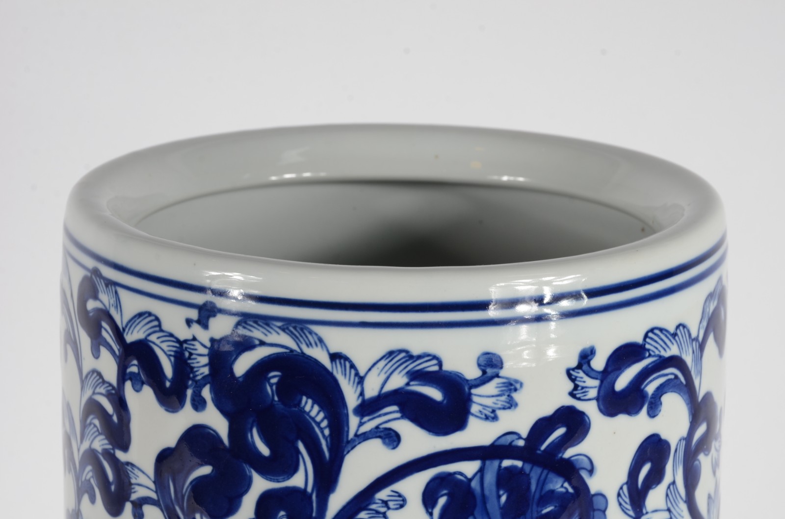 Bengaleiro de porcelana em tons de azul e branco. - foto 3 de 4
