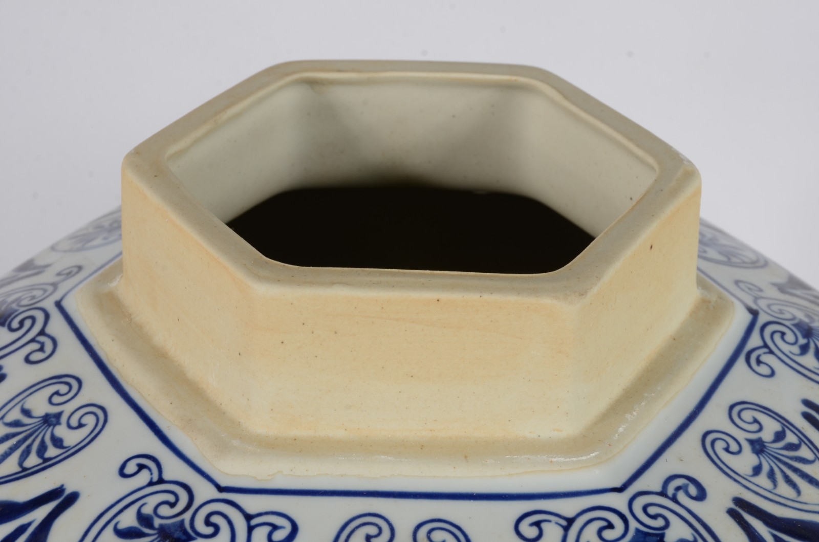 Par de potiches de porcelana oriental decorados com gueixas e... - foto 4 de 6