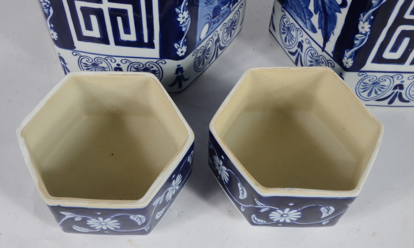 Par de potiches de porcelana oriental decorados com gueixas e... - foto 5 de 6