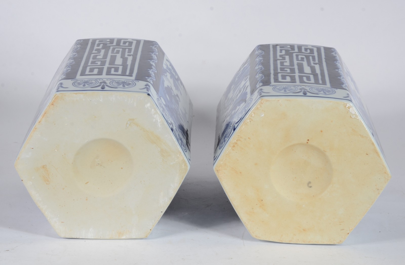 Par de potiches de porcelana oriental decorados com gueixas e... - foto 6 de 6