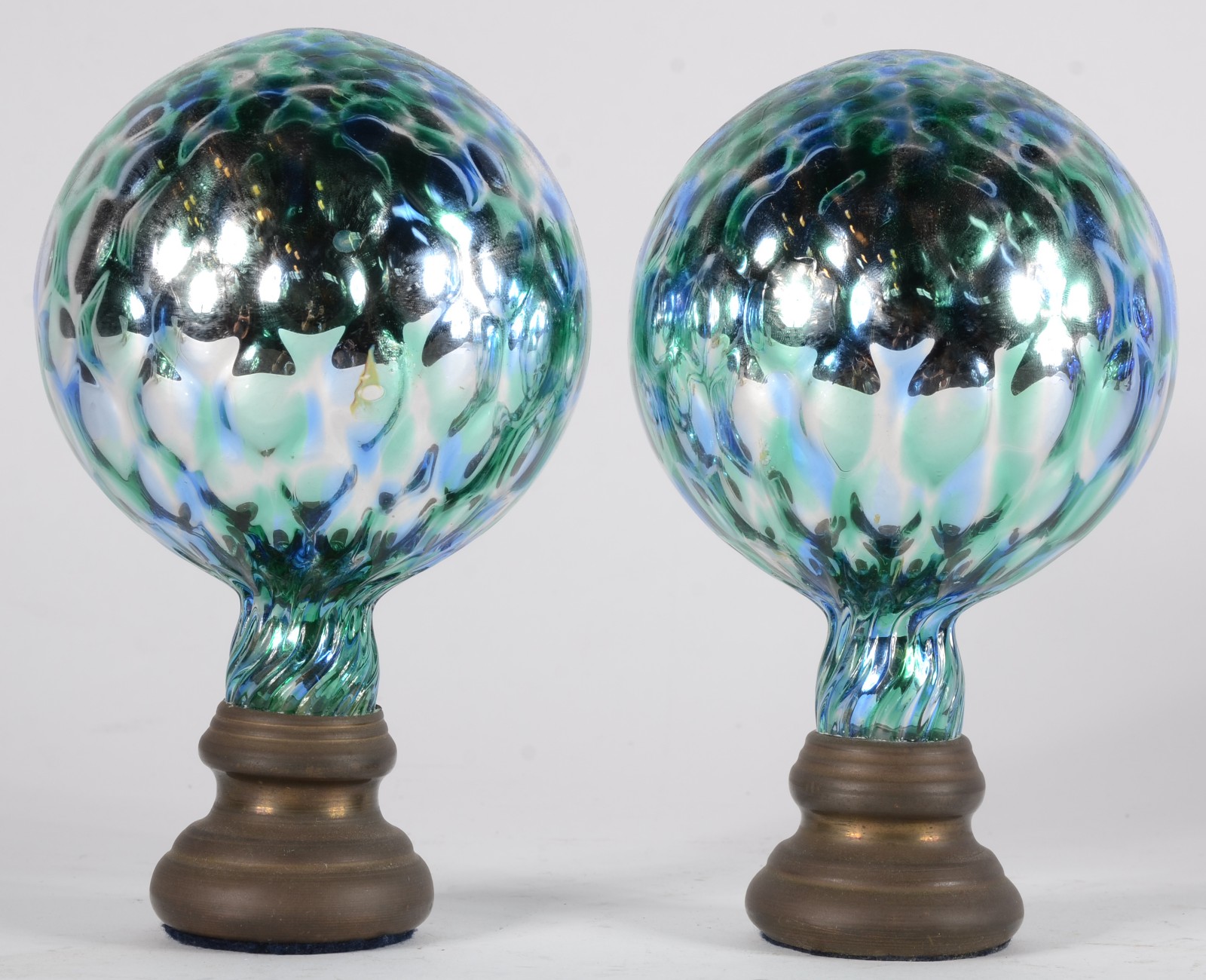 Par de pinhas espelhadas em tons de azul e verde, bases de metal. - foto 1 de 5