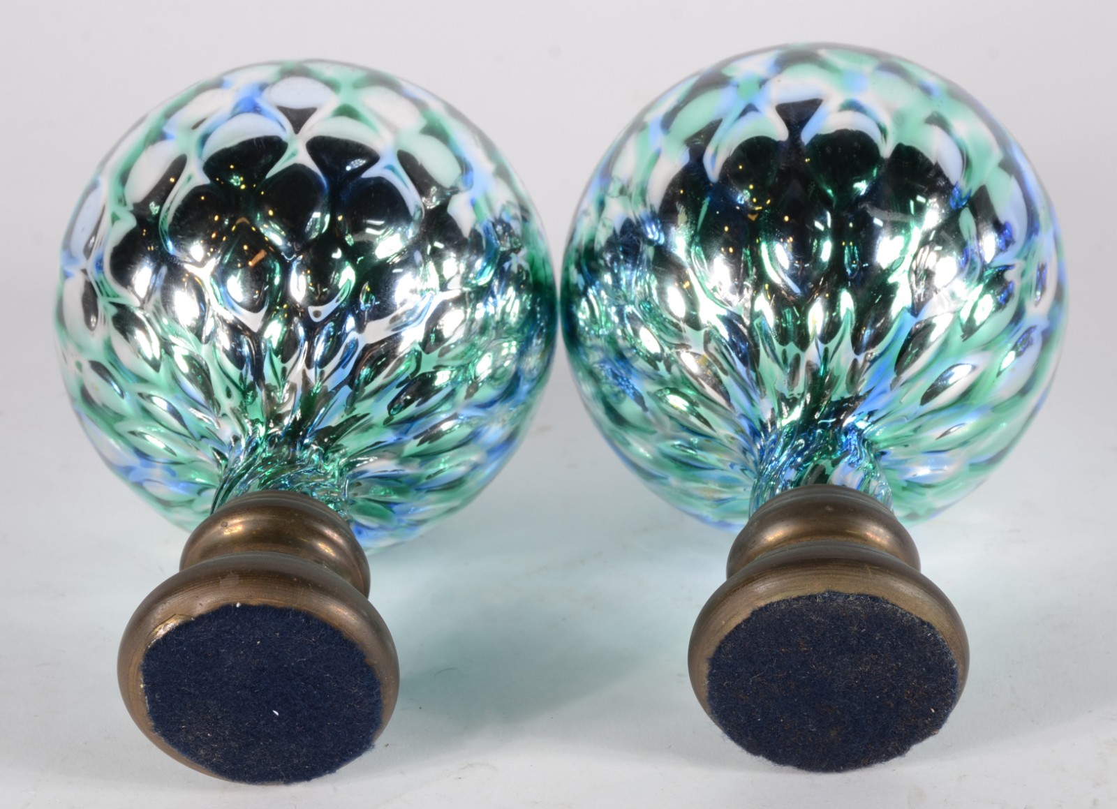 Par de pinhas espelhadas em tons de azul e verde, bases de metal. - foto 3 de 5