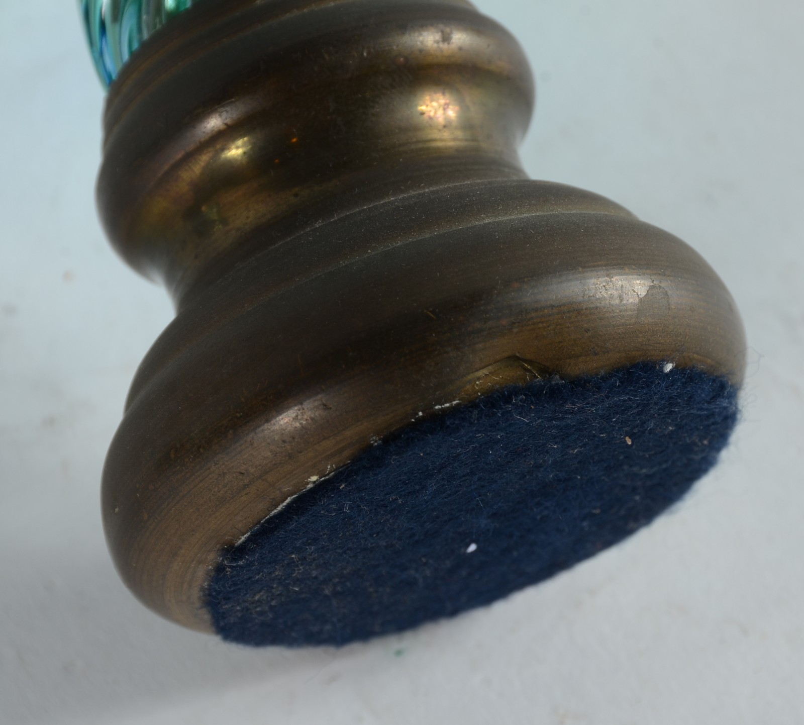 Par de pinhas espelhadas em tons de azul e verde, bases de metal. - foto 4 de 5