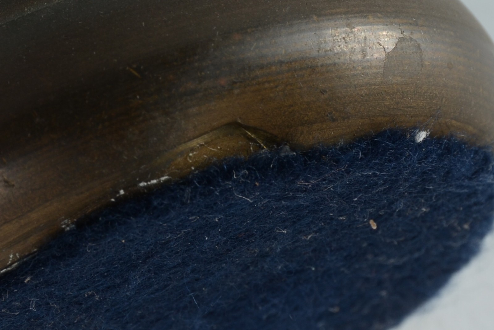 Par de pinhas espelhadas em tons de azul e verde, bases de metal. - foto 5 de 5