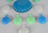 Bowl feitio concha de opalina azul com borda do... - Bowl feitio concha de opalina azul com borda dourada. Acompanham dois pratinhos feitio "folha" azuis, um branco, 2 verdes de outro formato e 4 f...