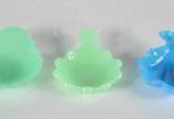 Bowl feitio concha de opalina azul com borda do... - Bowl feitio concha de opalina azul com borda dourada. Acompanham dois pratinhos feitio "folha" azuis, um branco, 2 verdes de outro formato e 4 f...