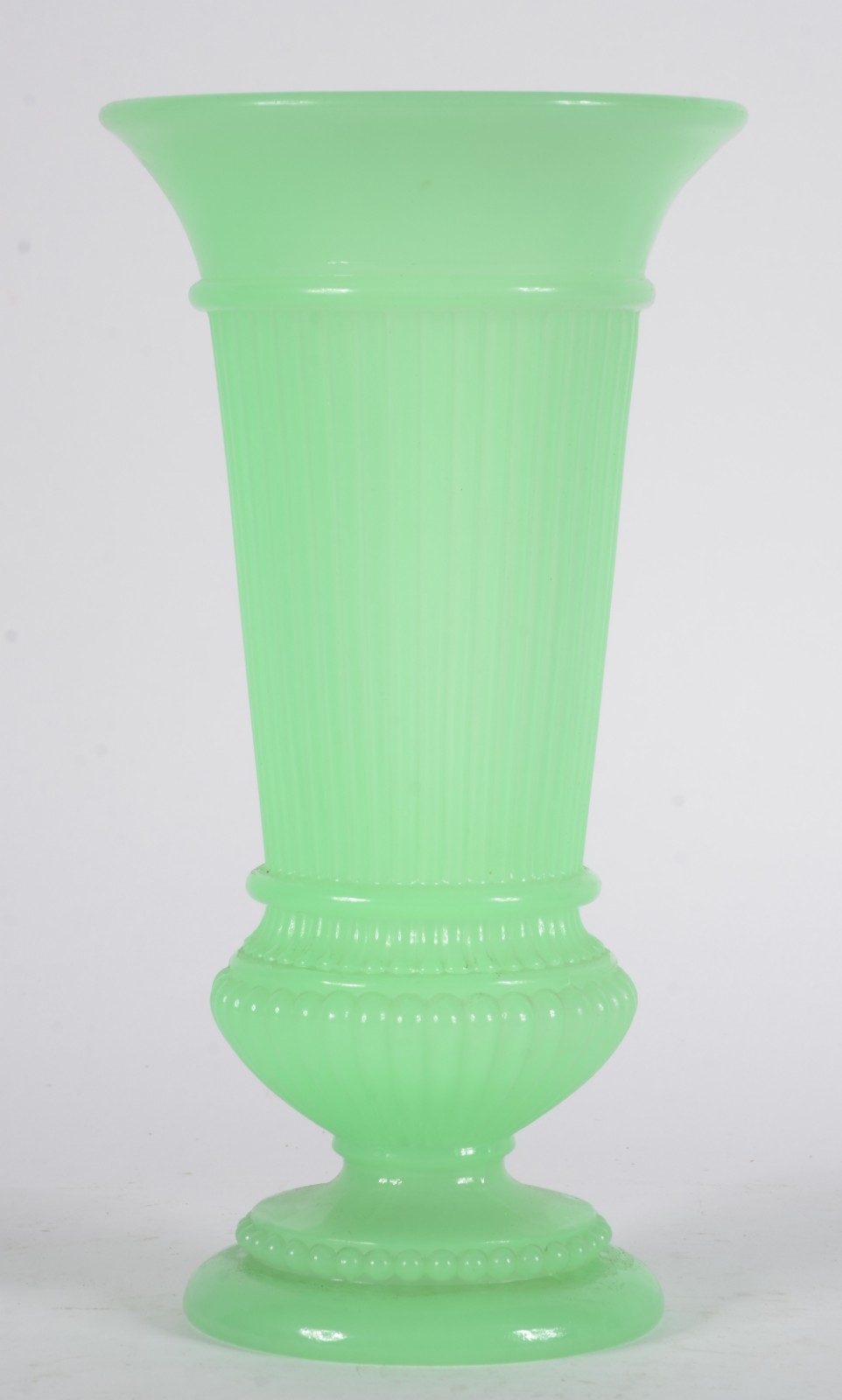 Vaso de opalina europeia na cor verde trabalhado em gomos. - foto 1 de 5
