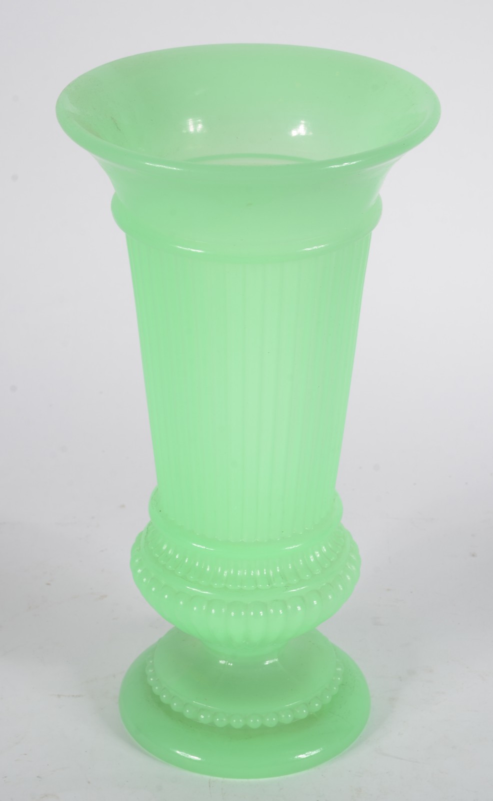 Vaso de opalina europeia na cor verde trabalhado em gomos. - foto 2 de 5