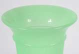 Vaso de opalina europeia na cor verde trabalhad... - Vaso de opalina europeia na cor verde trabalhado em gomos.