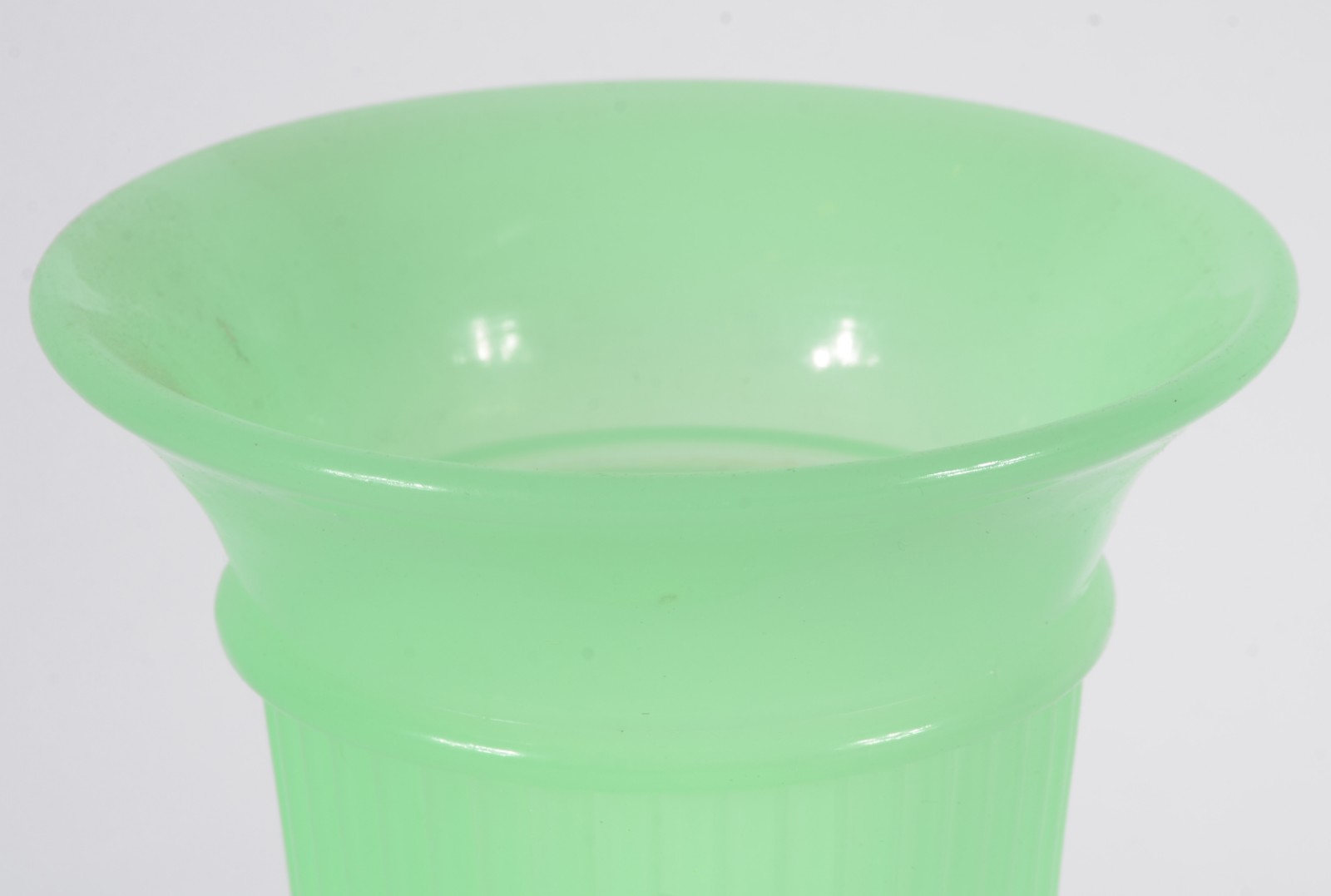 Vaso de opalina europeia na cor verde trabalhado em gomos. - foto 4 de 5
