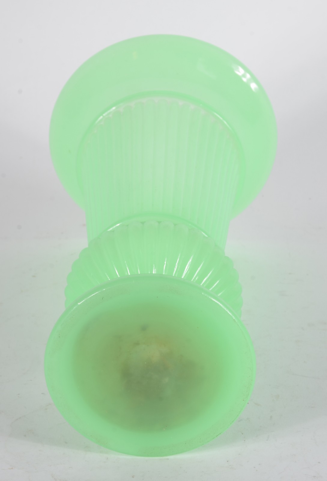 Vaso de opalina europeia na cor verde trabalhado em gomos. - foto 5 de 5