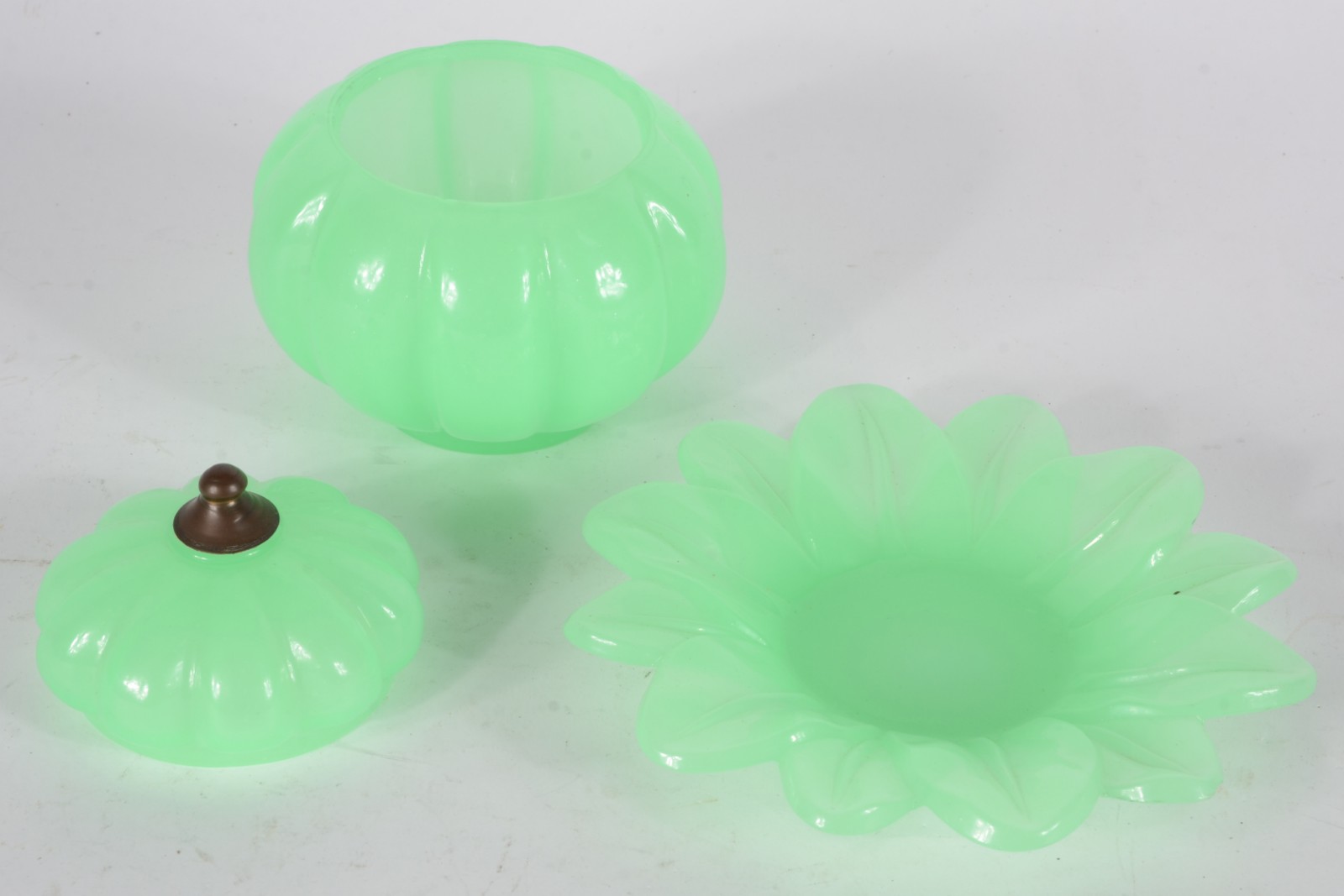 Compoteira de opalina verde gomada com presentoir (minimo bicado). - foto 3 de 6