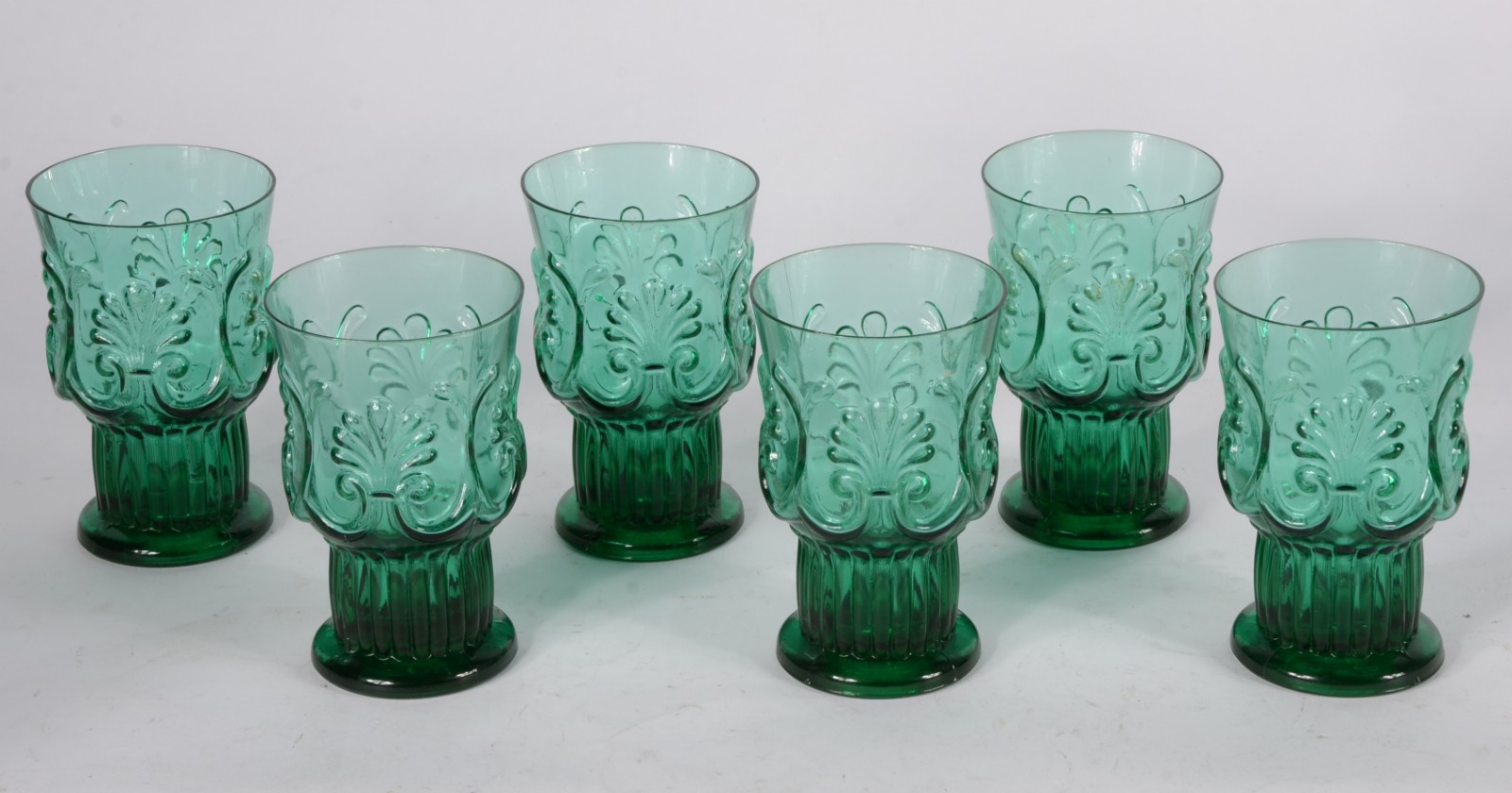 Conjunto com 6 copos decorativos de vidro verde. - foto 1 de 3