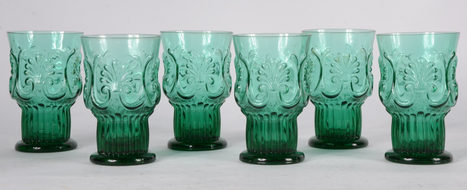 Conjunto com 6 copos decorativos de vidro verde. - foto 2 de 3