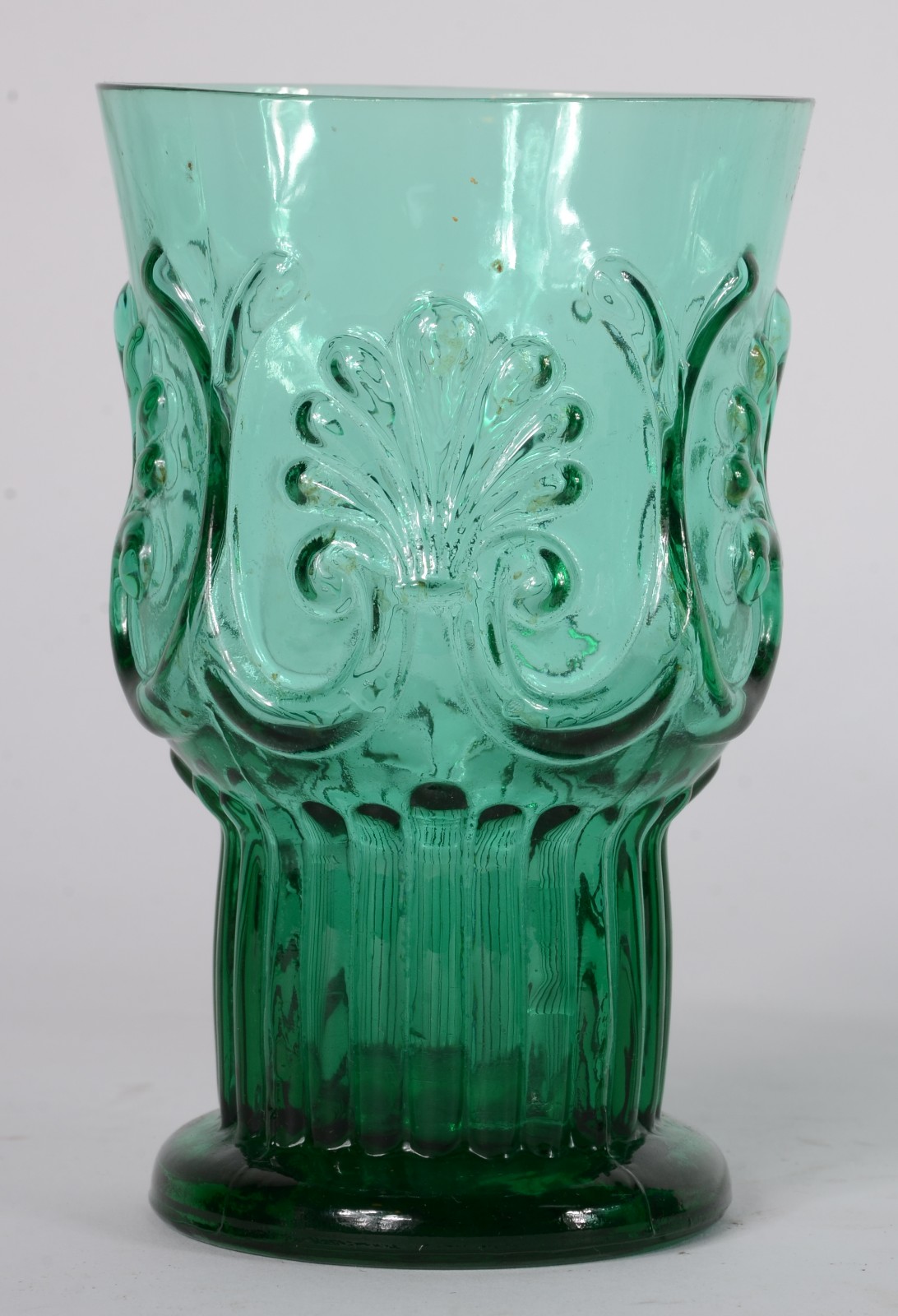 Conjunto com 6 copos decorativos de vidro verde. - foto 3 de 3