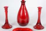 Quatro peças diversas de vidro vermelho, sendo:... - Quatro peças diversas de vidro vermelho, sendo: par de castiçais; garrafa e prato "coração".
