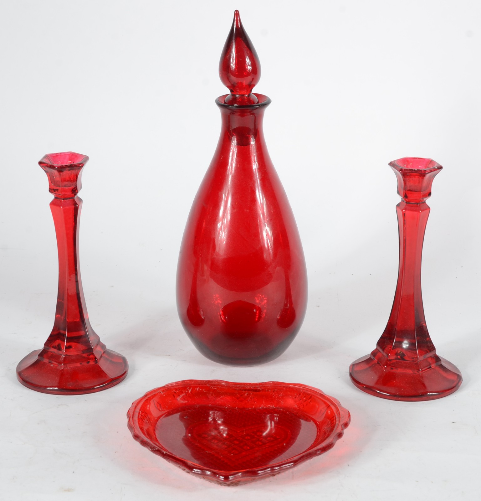 Quatro peças diversas de vidro vermelho, sendo: par de castiçais... - foto 1 de 8
