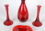 Quatro peças diversas de vidro vermelho, sendo:... - Quatro peças diversas de vidro vermelho, sendo: par de castiçais; garrafa e prato "coração".