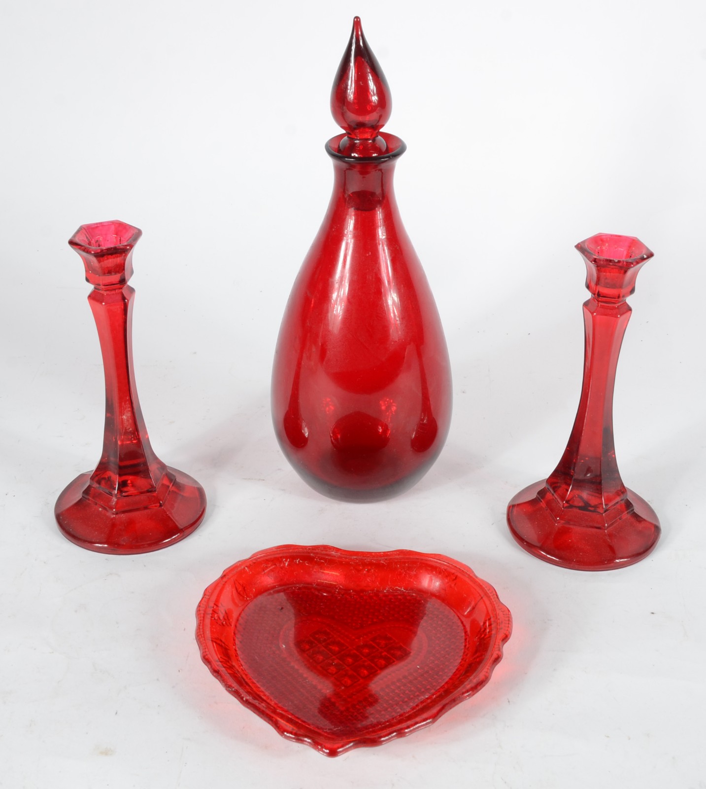 Quatro peças diversas de vidro vermelho, sendo: par de castiçais... - foto 3 de 8